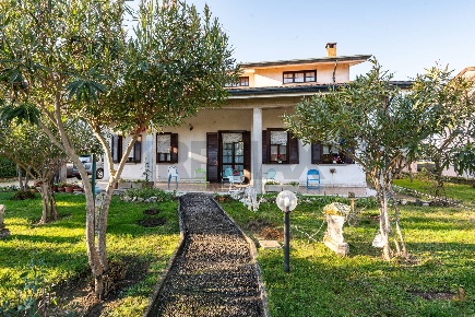 Foto Villa unifamiliare a Borgo Virgilio Scorzarolo di 284 m² con 9 locali