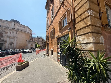 Foto Negozio in Piazza San Bernardo 108, Roma Repubblica di 127 m²