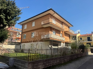 Foto Appartamento in Via Faraone, Maltignano Centro di 124 m² con 6 locali