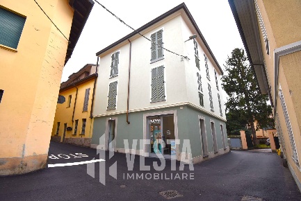 Foto Negozio in VIA QUINTABERTA, Merate Centro di 38 m² con 1 locali