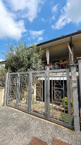 Foto Villa a schiera in Via Castenedolo, Roma di 179 m² con 6 locali