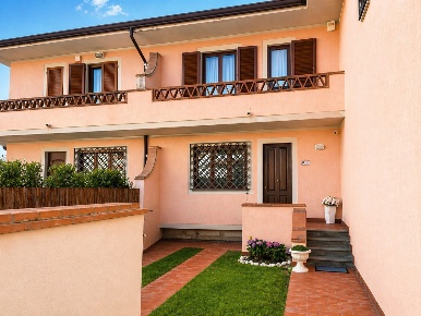 Foto Villa a schiera in Via Andreotti 55, Pietrasanta di 150 m² in vendita