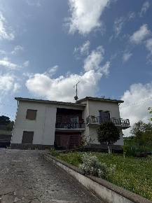 Foto Villa bifamiliare a Fornovo di Taro di 230 m² con 10 locali in vendita