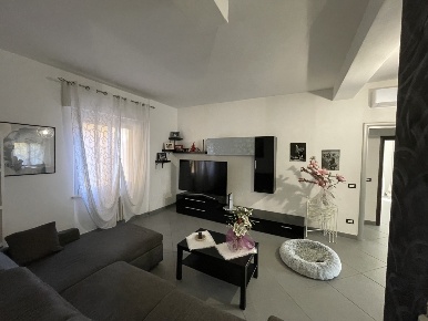 Foto Appartamento in Viale Guglielmo Marconi, Cecina Cecina Centro di 90 m²