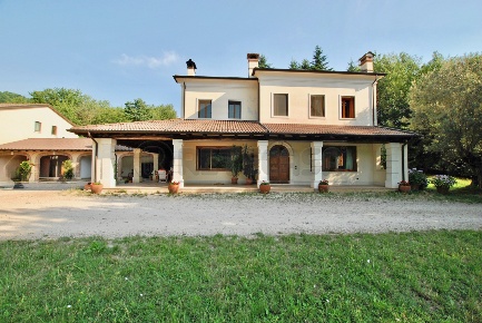 Foto Villa unifamiliare in Via Savegnago 1b, Cornedo Vicentino di 468 m²