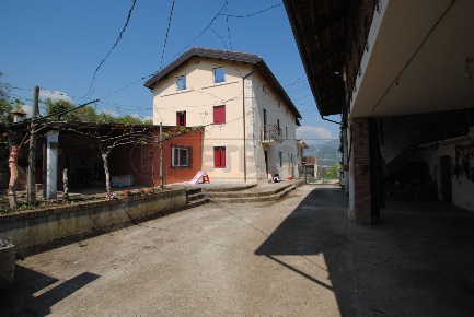 Foto Villa unifamiliare in Piazza Roma 36, Brogliano Centro di 309 m²