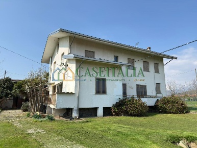 Foto Villa bifamiliare a Ivrea di 230 m² con 10 locali in vendita