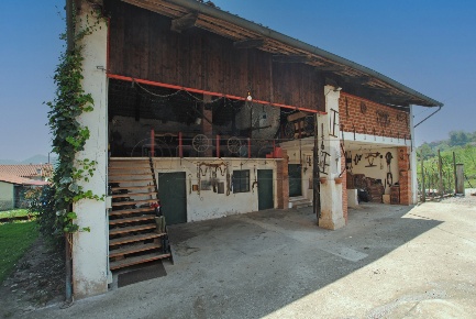 Foto Rustico in Via Costa 17, Brogliano Centro di 198 m² con 6 locali