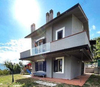 Foto Villa unifamiliare in Via Emilio Bertini, Vaiano Schignano di 240 m²