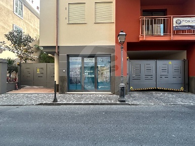 Foto Attività commerciale in via milite ignoto, Alassio di 51 m² in vendita