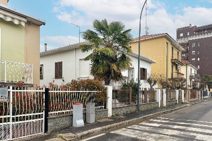 Foto Villa unifamiliare in VIA PIAVE 16, Corsico di 280 m² con 5 locali