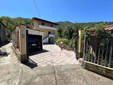 Foto Villa unifamiliare in Contrada Fiumara 40, Tortorici Centro di 290 m²