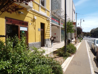 Foto Locale commerciale in Via Dante, Cagliari Bonaria di 30 m² in vendita