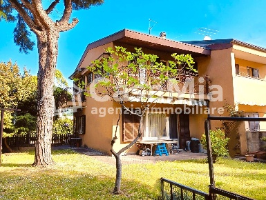 Foto Case semi ndipendenti in Via dei Mughetti 19, Legnano di 150 m²