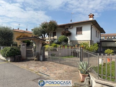 Foto Villa unifamiliare a Rovato Centro di 285 m² con 8 locali in vendita