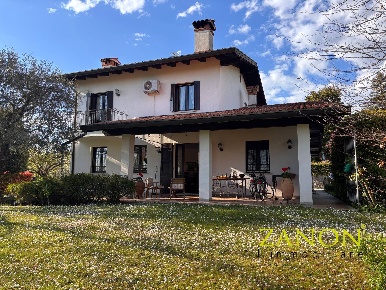 Foto Villa unifamiliare in Via Mazzini, Capriva del Friuli di 183 m²