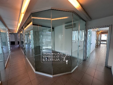Foto Locale commerciale a Viareggio di 500 m² con 20 locali in vendita