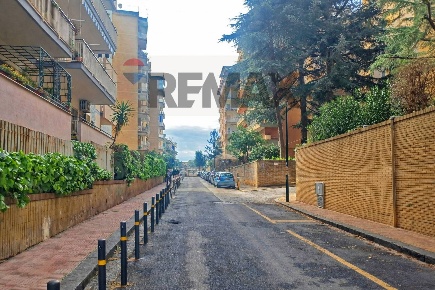 Foto Appartamento in Viale delle Mimose 10, Napoli di 114 m² con 4 locali