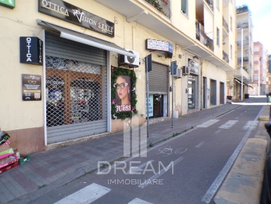 Foto Locale commerciale in Via Della Pineta, Cagliari Bonaria di 52 m²