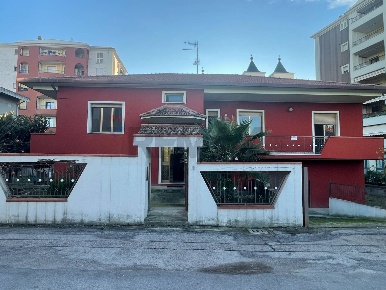 Foto Villa unifamiliare a Montesilvano Centro di 371 m² con 12 locali