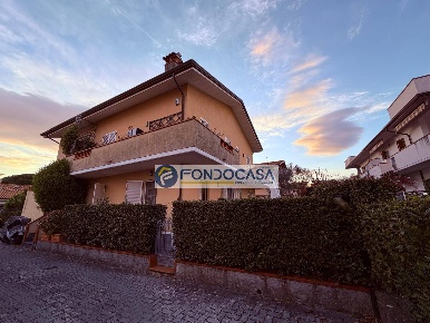 Foto Villa a schiera in via pietro pellegrini 13, Massa Centro di 135 m²