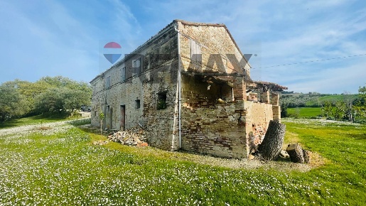 Foto Rustico a Potenza Picena Centro di 200 m² con 6 locali in vendita