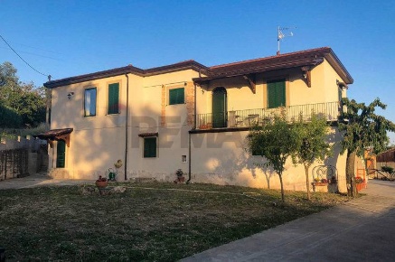 Foto Casa indipendente a Fontanarosa di 520 m² con 10 locali in vendita