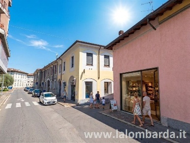 Foto Negozio in Via Matteotti, Desio di 100 m² con 1 locali in affitto