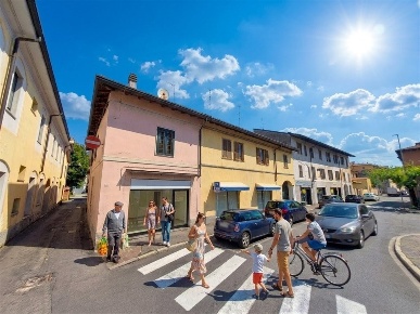 Foto Negozio in Via Matteotti, Desio di 100 m² con 1 locali in affitto