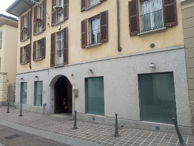 Foto Negozio in frisi, Monza Centro Storico di 51 m² con 2 locali