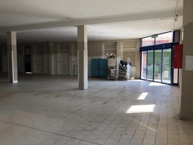 Foto Locale commerciale a Cesate di 900 m² in vendita