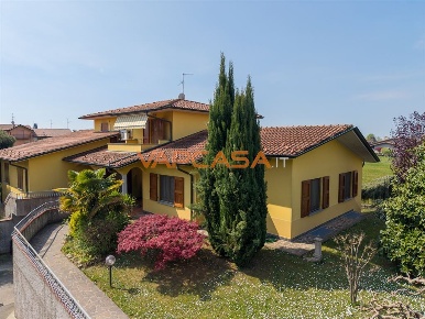 Foto Appartamento in Via Rossini, Lurano di 216 m² con 3 locali in vendita