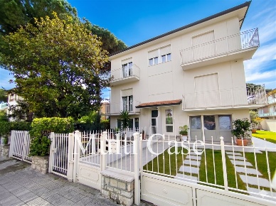 Foto Villa bifamiliare in Via Gasparini, Camaiore Lido di Camaiore