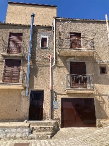 Foto Casa indipendente in via Catania 7, Prizzi di 174 m² con 4 locali