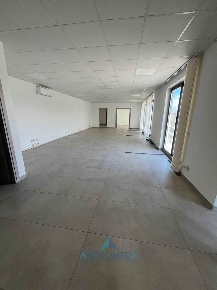 Foto Ufficio a Frattamaggiore di 135 m² con 4 locali in affitto