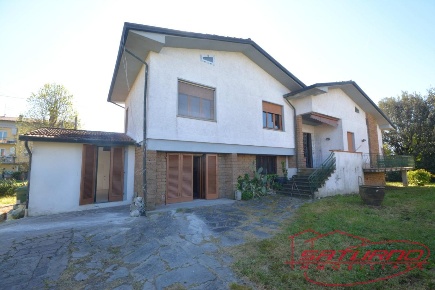 Foto Villa unifamiliare a Lucca Montuolo di 210 m² con 5 locali in vendita
