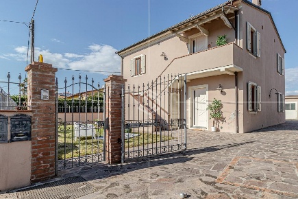 Foto Villa unifamiliare a San Giuliano Terme Arena Metato di 260 m²