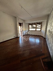 Foto Appartamento a Carrara Centro di 100 m² con 5 locali in vendita