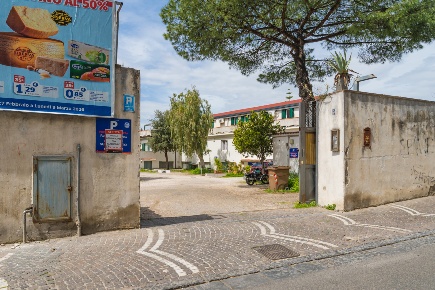 Foto Negozio in Via Zumbini 9, Portici di 325 m² con 1 locali in affitto