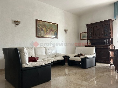 Foto Appartamento in Via Giordano 24, Grottaglie di 157 m² con 5 locali
