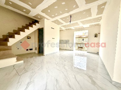 Foto Duplex in Via Soriano 84, Acerra Centro di 80 m² con 3 locali