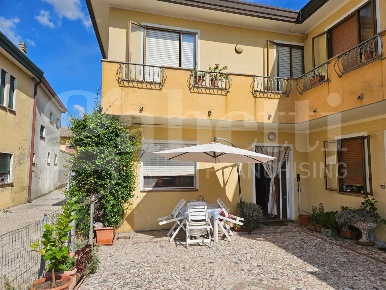 Foto Villa bifamiliare a Polverara di 137 m² con 5 locali in vendita