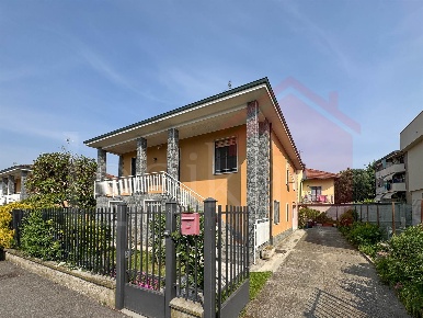 Foto Villa unifamiliare in Via Puccini  5, Lacchiarella Centro di 97 m²