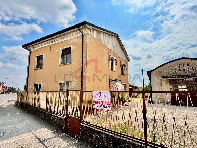 Foto Casa indipendente a Sorgà di 335 m² con 12 locali in vendita