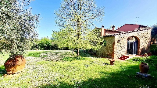 Foto Rustico a Montespertoli di 300 m² con 9 locali in vendita