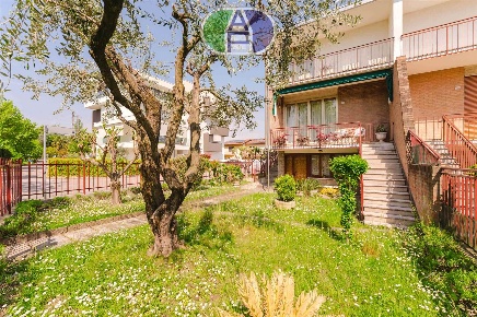 Foto Villa bifamiliare in Via Pastore 1, Dolo Centro di 110 m² con 6 locali