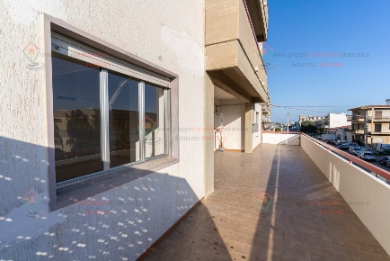Foto Appartamento a Floridia di 180 m² con 6 locali in vendita