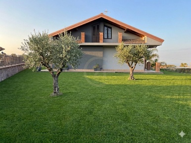 Foto Villa unifamiliare a Aci Sant'Antonio di 210 m² con 6 locali