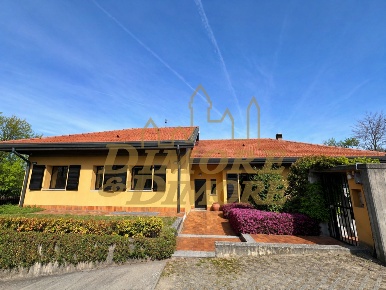 Foto Villa unifamiliare in Via Libertà 59, Morazzone di 352 m² con 8 locali