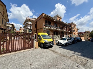 Foto Box in via Rivarossa, Roma di 160 m² con 4 locali in vendita